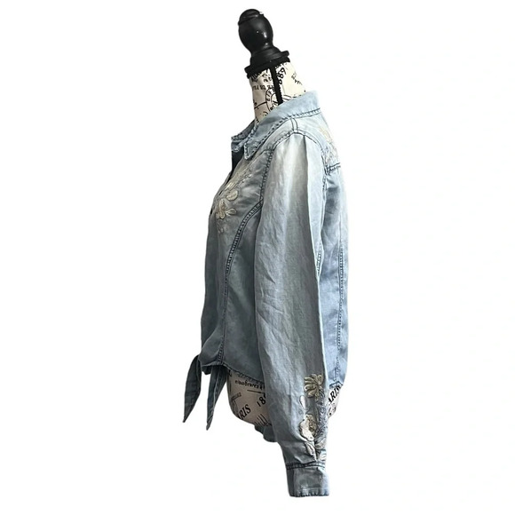 Womens Blank NYC Chambray Light Blue Embroidered,Distressed Crop Blouse L Boho - Picture 4 of 11